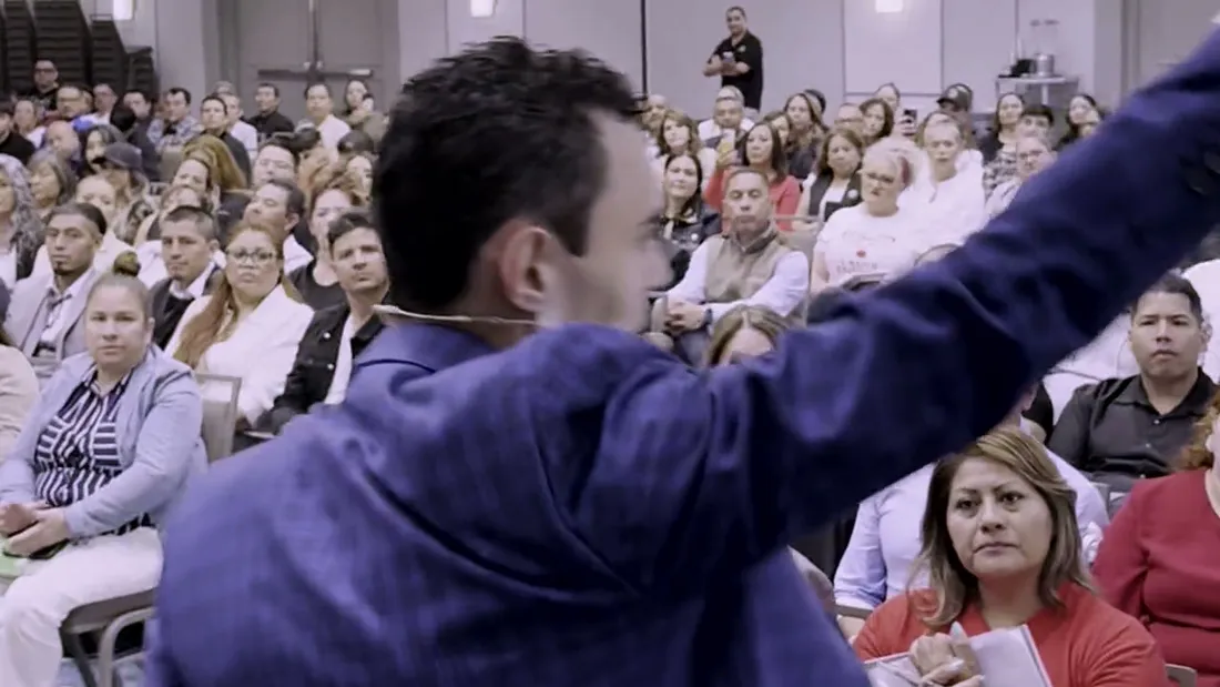 Jorge Serratos con los asistentes del Seminario de Emprendedor a Empresario Digital