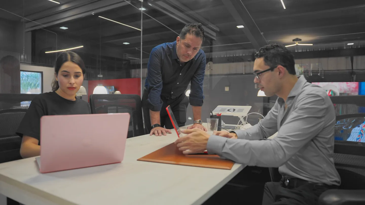 Jorge Serratos trabajando con su equipo en el Bunker Sinergético