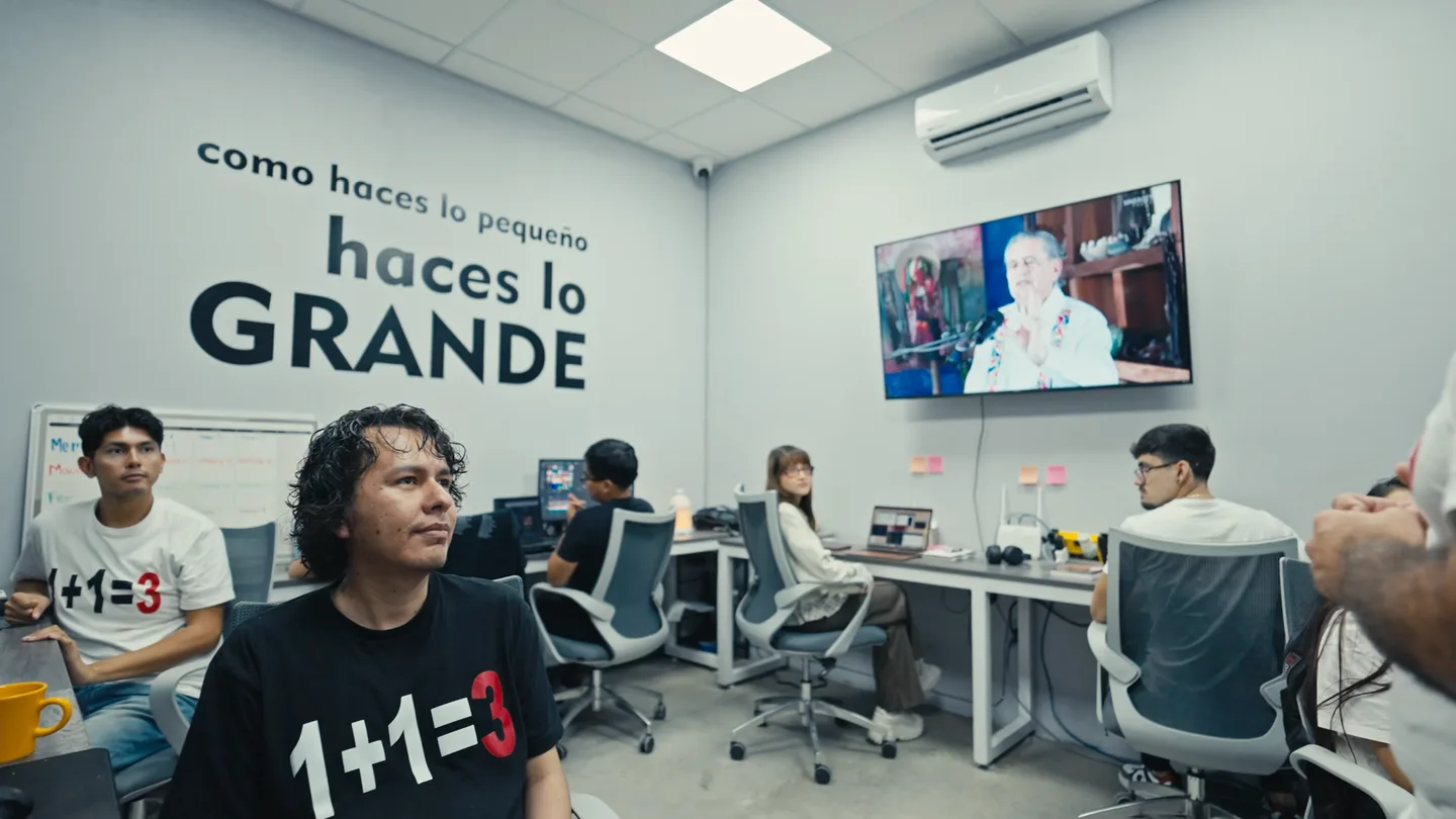 Área de trabajo del Bunker, con el equipo y la identidad 1+1=3